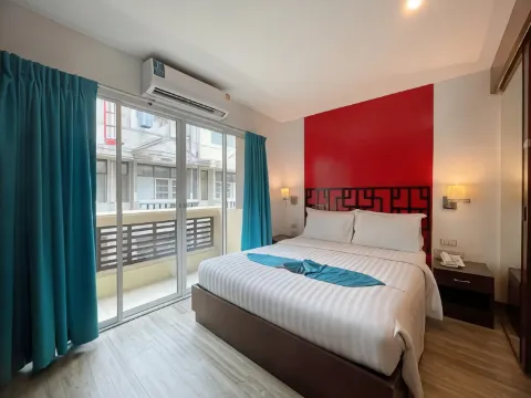 ห้องดีลักซ์เตียงควีนไซส์พร้อมระเบียง