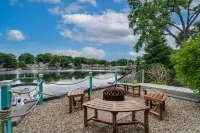 Portage Lakes Escape - 5 Bedroom Lakefront Home Hotels in Coventry Township
