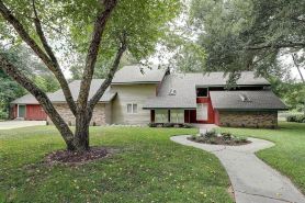 Large 4 br Home on an acre in a neighborhood setting -The Cajun Nest-