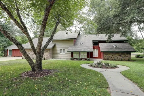 Large 4 br Home on an acre in a neighborhood setting -The Cajun Nest-