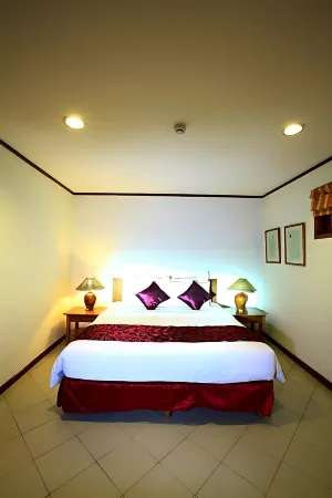 Tanjung Lesung Hotel Отели рядом с достопримечательностью «La Lassa Tanjung Lesung Beach Club»