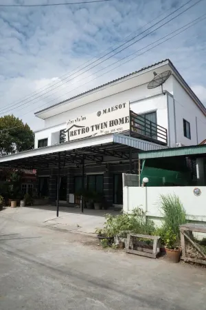 Retro Twin Home @Maesot Отели рядом с достопримечательностью «Wat Don Kaeo»