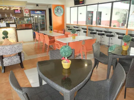 DM Residente Hotel Inns & Villas Отели рядом с достопримечательностью «Building 2122 Post Headquarters»