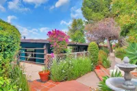 Private Outdoor Space and BBQ Grill - Charming Cottage Retreat Отели в г. Сан - Диего Старый город