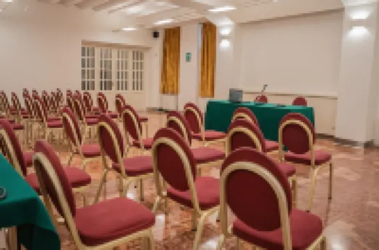 โรงแรมเมดิแตร์ราเนโอ