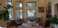Oak Tree Inn Hotels in Monrovia