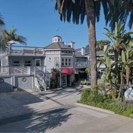 Pelican Cove Inn Отели рядом с достопримечательностью «Тамарак Серф Бич»