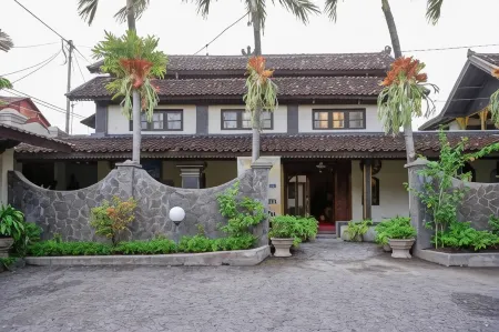 Cakra Homestay Solo Mitra RedDoorz Отели в г. Pasar Kliwon