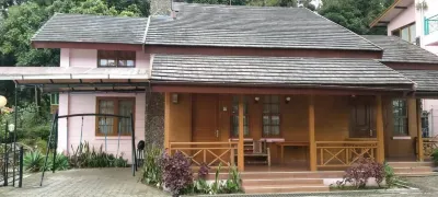 Vila Pink Hotels in Kertawangi