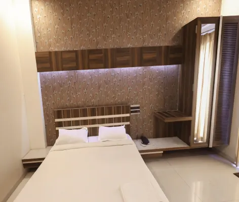 Hotel Sharveen Classic-Inn Отели в г. Waluj Bk.