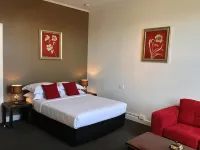 Centennial Inn on Bathurst Hotels in Youngtown
