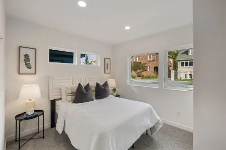 Luxurious Alki Beach Townhome: Steps to the Shore. Pet-Friendly! Отели рядом с достопримечательностью «Алки Пойнт Лайтхаус»