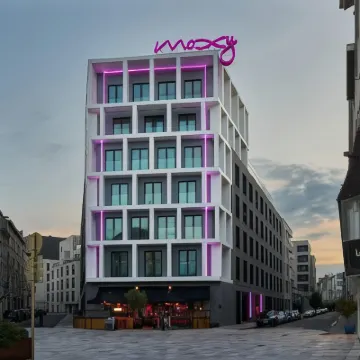 Moxy Brussels City Center Отели рядом с достопримечательностью «Станция метро Trone»