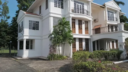 Tiara Labuan Hotel Отели рядом с достопримечательностью «Chimney»