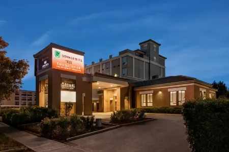 Royal Hotel Regina, Trademark Collection by Wyndham Отели рядом с достопримечательностью «Университет Реджайна»