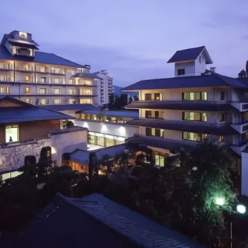 Hotel Saginoyu Отели рядом с достопримечательностью «Onsenji Temple»