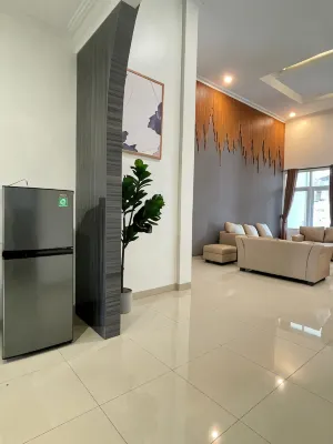 Dhanis's House 7 Bedroom by Kawa فنادق في Cigombong