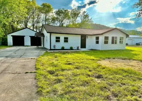 Bourbon Trail Bungalow-fast WiFi, low cleaning fee, lots of parking, fenced in Hotels in Bullitt County