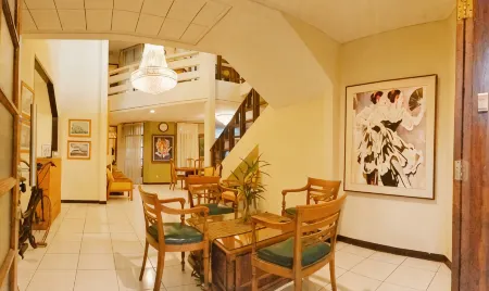 Rumah Tamu Guest House Отели рядом с достопримечательностью «Geological Museum»