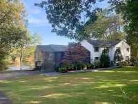 2Br, 2 King Beds, 1 BA, and Kitchenette in Lakeside Home in Greenwich. Hotels in Greenwich