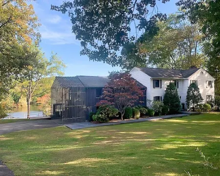 2Br, 2 King Beds, 1 BA, and Kitchenette in Lakeside Home in Greenwich. Hotels in Greenwich