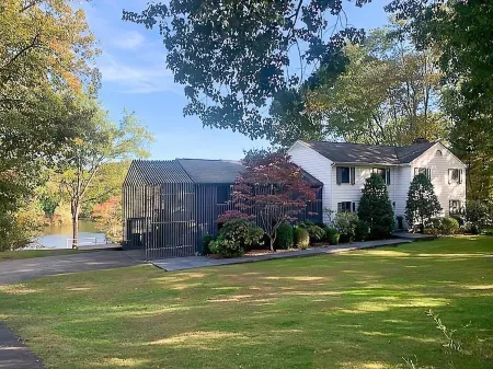 2BR, 1 BA, and Kitchenette in Lakeside Home in Greenwich with private dock.