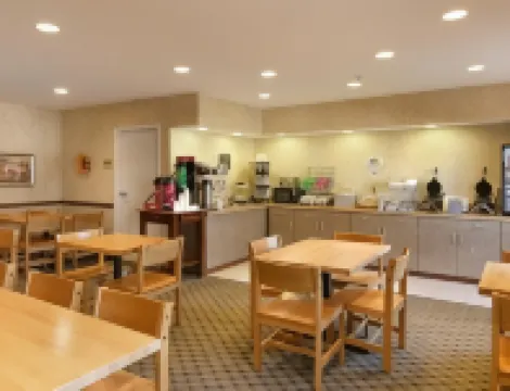 Super 8 by Wyndham Topeka at Forbes Landing