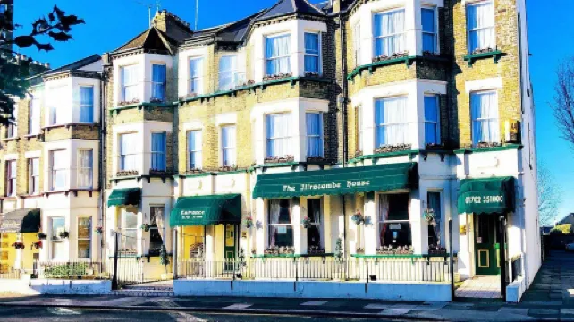 伊爾弗勒科姆之家酒店 - 近崖亭