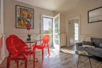 Colorful Modern Hideaway In Downtown Woodstock - AC & WiFi - Homestays