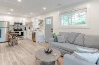 1 Bedroom Coastal Retreat in the Heart of Mount Pleasant - Homestays