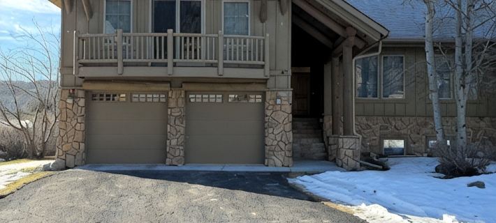 Newly renovated townhome near Town Ctr. Lone Peak views, rec room, new hot tub. Hotels in Big Sky
