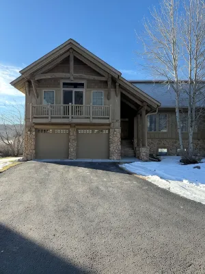 Newly renovated townhome near Town Ctr. Lone Peak views, rec room, new hot tub.