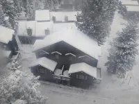 Luxurious condo with private hot tub, steps from the village and adventure! - 4 tähden