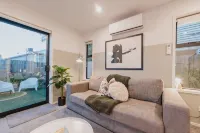 Misty Meadows Manor - Your Urban Oasis Hotels in 
