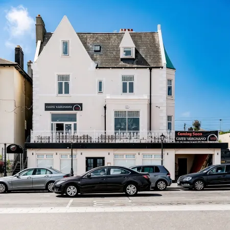 The Strand Hotel, the Former Residence of Oscar Wilde Отели в г. Бри
