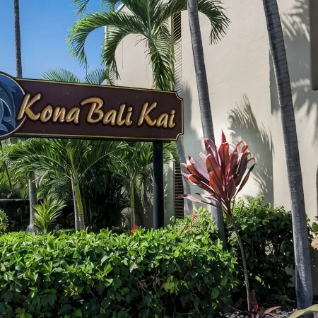 Charming 2-bedroom Oceanfront Condo in Kailua-Kona with AC, WiFi