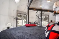 King Dome - 1 King Bed, 2 Queen Beds in Loft Accessed by Spiral Staircase - 民宿