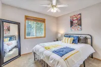 Family Retreat Close to Shopping and Town Fun! King Master Suite & Pack N Play - Balkon