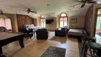Spacious 5-bedroom lakefront home on pristine Lower Narrows Pond in Winthrop - WiFi