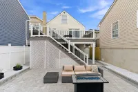 Stylish Seaside Home with Parking Beach Passes and 5-Minute Walk to the Beach - Apartments