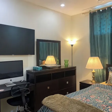 Charming Oasis Tranquil Suite 8 min Airport, AC