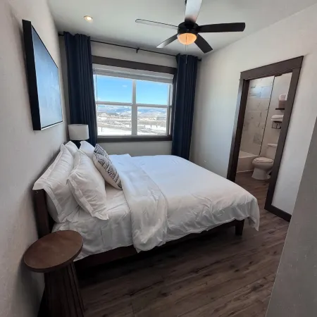 HOT TUB - Family friendly spacious 4-bedroom house in charming Pinedale