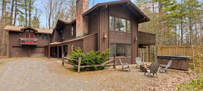 Stratton Mountain Ski Chalet: Hot Tub, Gameroom, Firepit, Grill, EV & Pond Views Hotels in Winhall