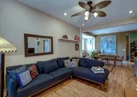 Stylish, Eclectic two bedroom Retreat Near Downtown & Redwood