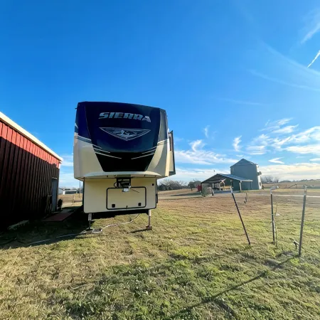 Bunkhouse RV on 10AC in Waxahachie.TX on Gated Property with 2 Other Rentals