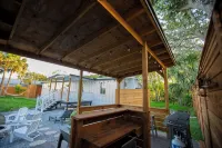 Charming Cottage with Sauna, Mini Golf, 2 OD Showers, Fire-Pit, Soaking Tub Dogs - 4-Star