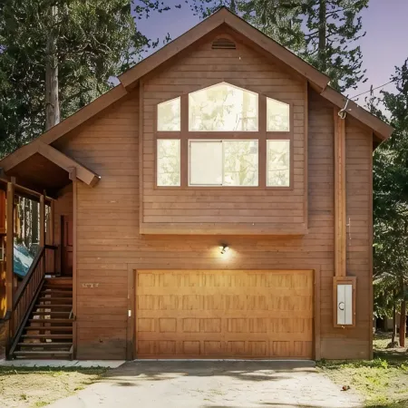 Modern luxurious 3 brm Lake Retreat. 10 mins to ski resorts. Family Friendly