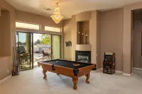 Big Luxury House on Golf Course in Gated Community - บังกะโล