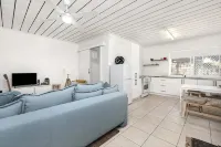 Coolangatta, Gold Coast unit walk to beach & shops