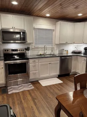 Cozy Cottage Downtown Cleveland - 2-Star
